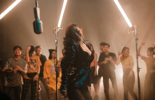 Sau MV mới cán mốc triệu view, ca sĩ Tóc Tiên lại làm dậy sóng MXH khi livestream lăng xê điệu nhảy mới - Ảnh 2.
