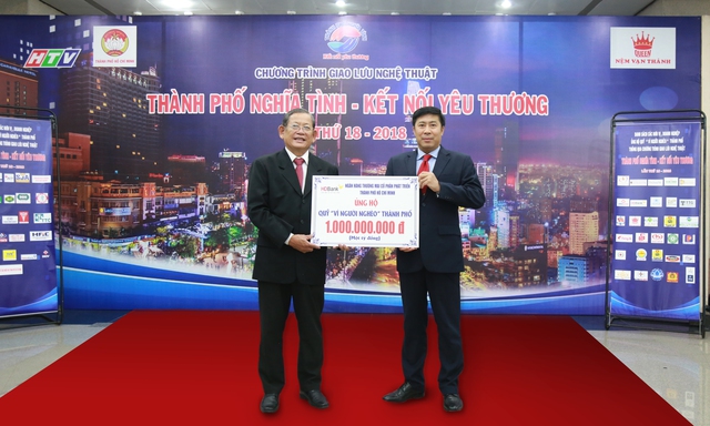 HDBank tặng 1 tỷ đồng cho Quỹ vì người nghèo TP.HCM - Ảnh 1.