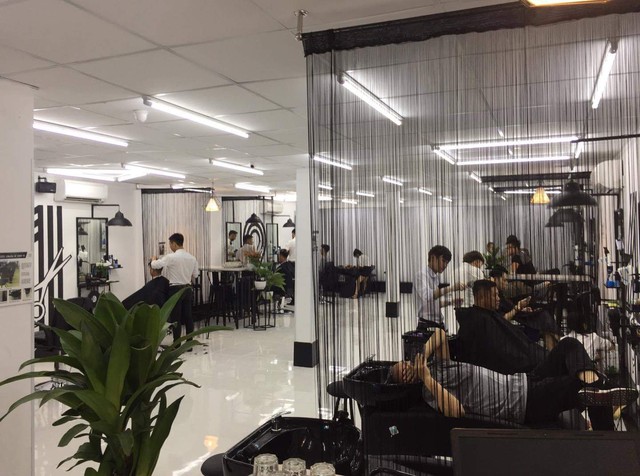 Top 5 tiệm cắt tóc nam đẹp tại Sài Gòn mà cánh mày râu không nên bỏ qua - Ảnh 9.