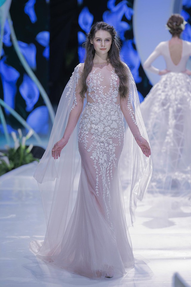 Hàng loạt mẫu váy cưới đẹp tựa cổ tích đã được ra mắt vào tối qua tại Jardin de Calla Show 2018 - Ảnh 1.