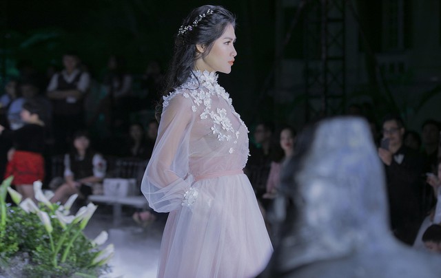 Hàng loạt mẫu váy cưới đẹp tựa cổ tích đã được ra mắt vào tối qua tại Jardin de Calla Show 2018 - Ảnh 2.