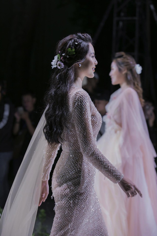 Hàng loạt mẫu váy cưới đẹp tựa cổ tích đã được ra mắt vào tối qua tại Jardin de Calla Show 2018 - Ảnh 5.