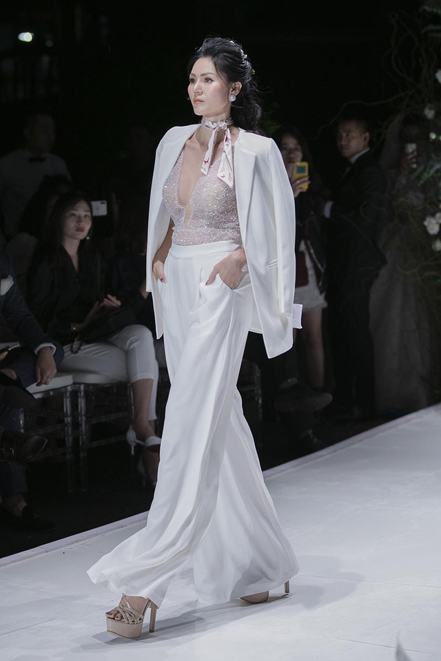 Hàng loạt mẫu váy cưới đẹp tựa cổ tích đã được ra mắt vào tối qua tại Jardin de Calla Show 2018 - Ảnh 7.