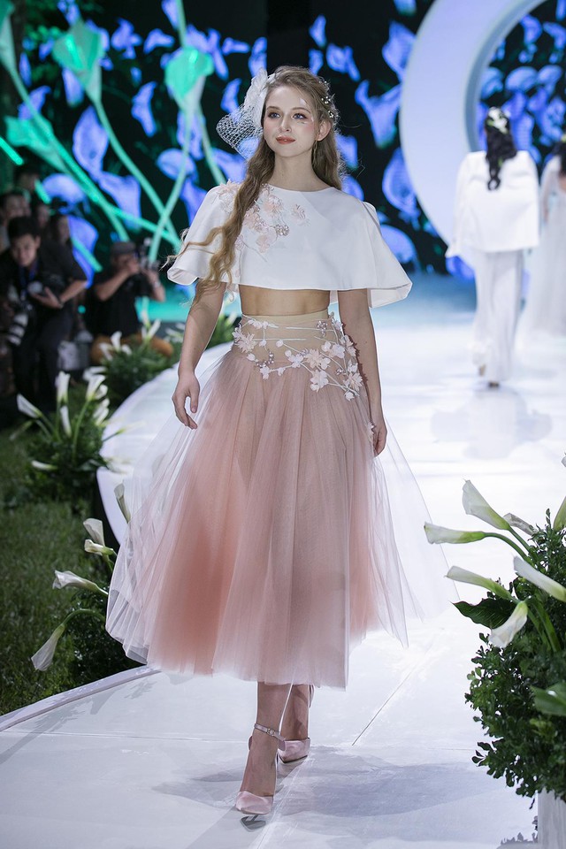 Hàng loạt mẫu váy cưới đẹp tựa cổ tích đã được ra mắt vào tối qua tại Jardin de Calla Show 2018 - Ảnh 8.