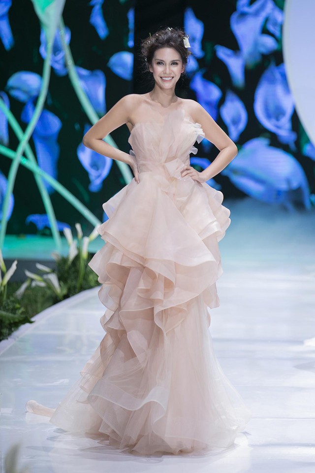Hàng loạt mẫu váy cưới đẹp tựa cổ tích đã được ra mắt vào tối qua tại Jardin de Calla Show 2018 - Ảnh 10.