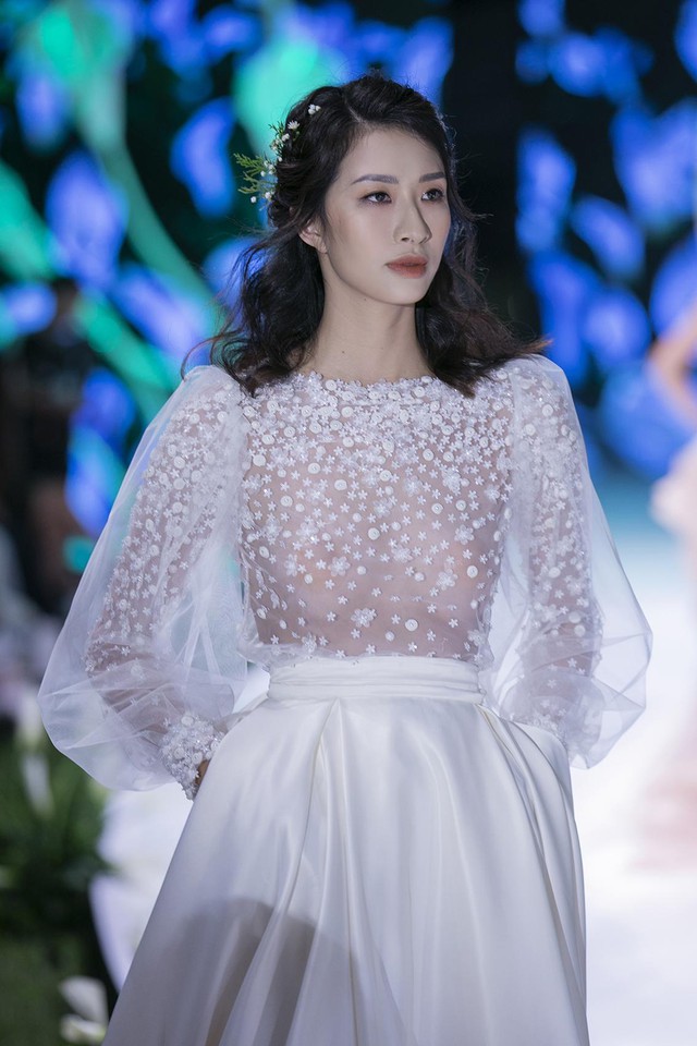 Hàng loạt mẫu váy cưới đẹp tựa cổ tích đã được ra mắt vào tối qua tại Jardin de Calla Show 2018 - Ảnh 11.
