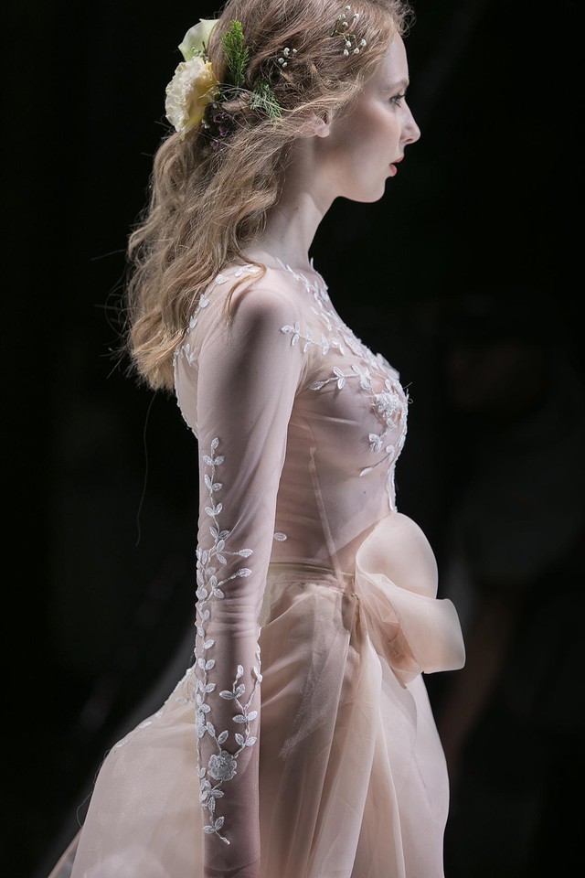 Hàng loạt mẫu váy cưới đẹp tựa cổ tích đã được ra mắt vào tối qua tại Jardin de Calla Show 2018 - Ảnh 12.