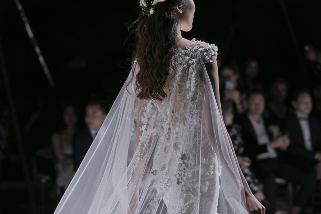 Hàng loạt mẫu váy cưới đẹp tựa cổ tích đã được ra mắt vào tối qua tại Jardin de Calla Show 2018 - Ảnh 13.