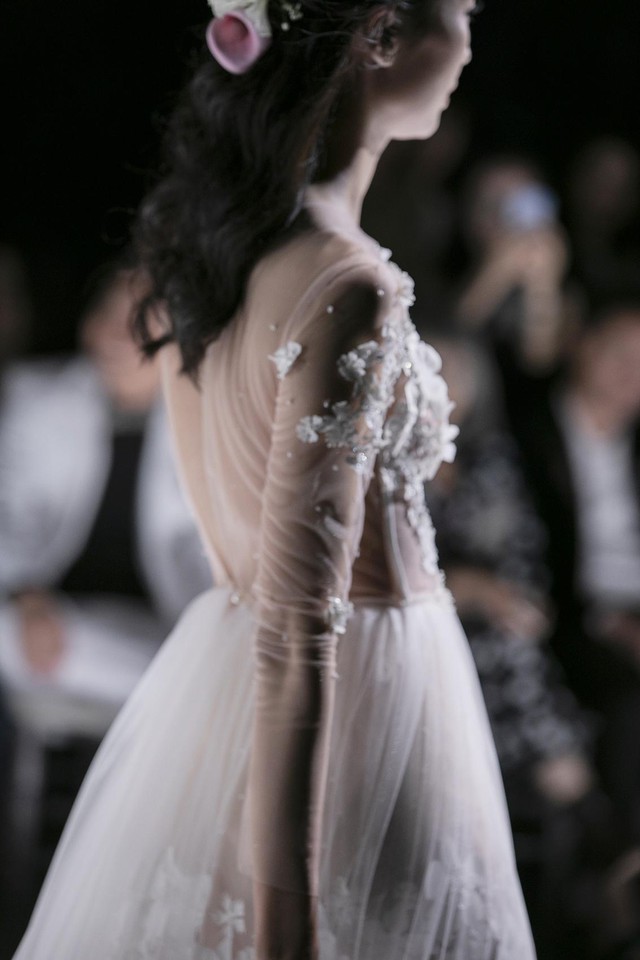 Hàng loạt mẫu váy cưới đẹp tựa cổ tích đã được ra mắt vào tối qua tại Jardin de Calla Show 2018 - Ảnh 14.