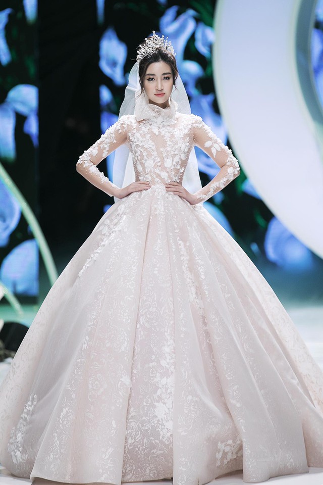 Hàng loạt mẫu váy cưới đẹp tựa cổ tích đã được ra mắt vào tối qua tại Jardin de Calla Show 2018 - Ảnh 15.
