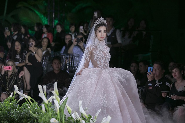 Hàng loạt mẫu váy cưới đẹp tựa cổ tích đã được ra mắt vào tối qua tại Jardin de Calla Show 2018 - Ảnh 16.