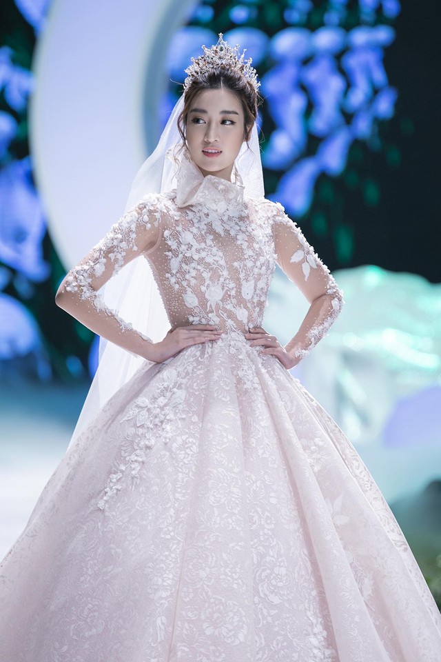 Đỗ Mỹ Linh, Lam Cúc và Hoa hậu Trái đất Angelina Ong tỏa sáng với váy cưới của Jardin de Calla trong vai trò vedette - Ảnh 2.