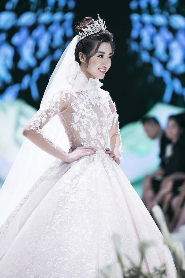 Đỗ Mỹ Linh, Lam Cúc và Hoa hậu Trái đất Angelina Ong tỏa sáng với váy cưới của Jardin de Calla trong vai trò vedette - Ảnh 3.