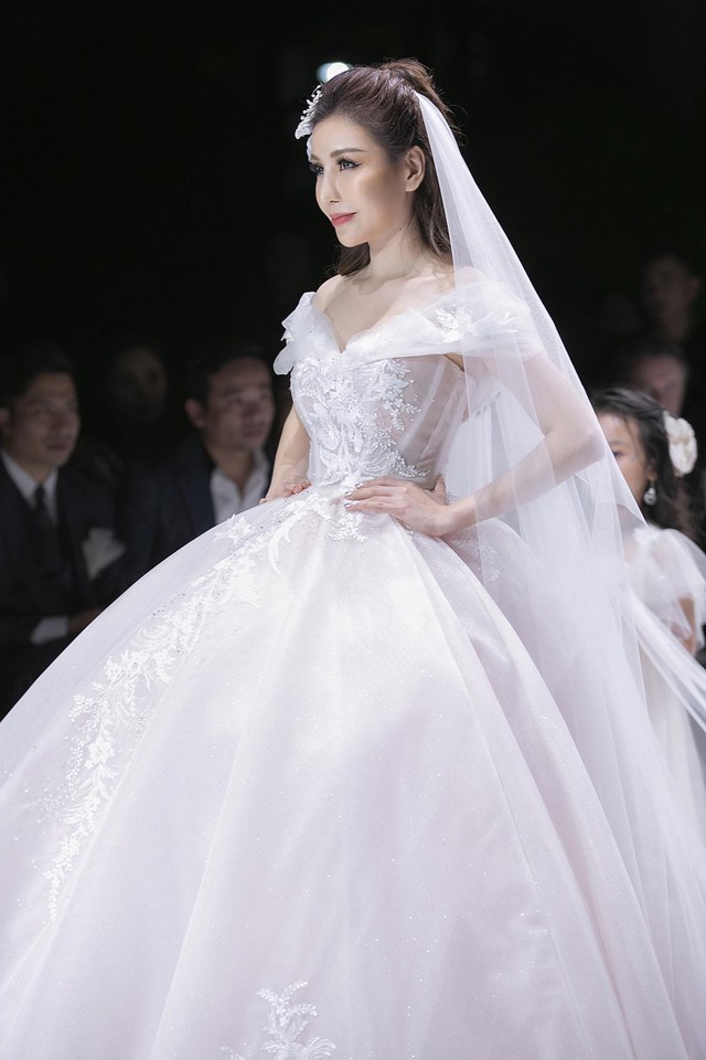 Đỗ Mỹ Linh, Lam Cúc và Hoa hậu Trái đất Angelina Ong tỏa sáng với váy cưới của Jardin de Calla trong vai trò vedette - Ảnh 4.