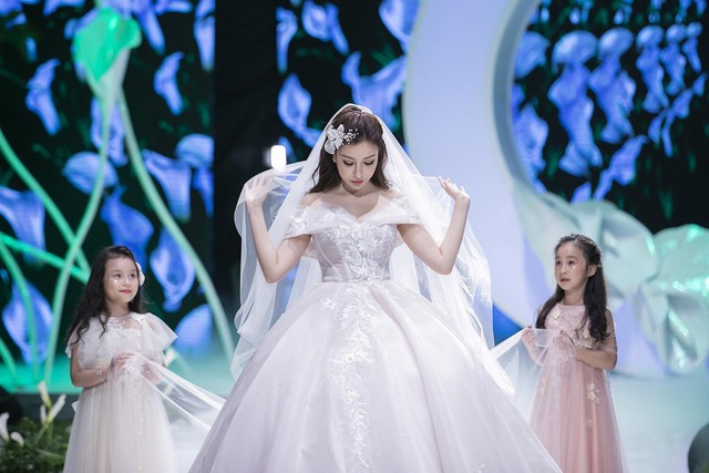 Đỗ Mỹ Linh, Lam Cúc và Hoa hậu Trái đất Angelina Ong tỏa sáng với váy cưới của Jardin de Calla trong vai trò vedette - Ảnh 5.