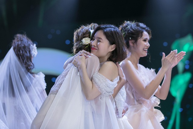 Đỗ Mỹ Linh, Lam Cúc và Hoa hậu Trái đất Angelina Ong tỏa sáng với váy cưới của Jardin de Calla trong vai trò vedette - Ảnh 7.