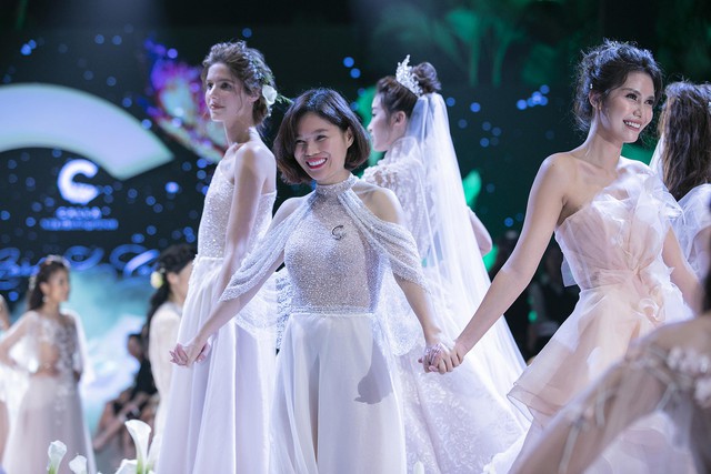 Đỗ Mỹ Linh, Lam Cúc và Hoa hậu Trái đất Angelina Ong tỏa sáng với váy cưới của Jardin de Calla trong vai trò vedette - Ảnh 8.