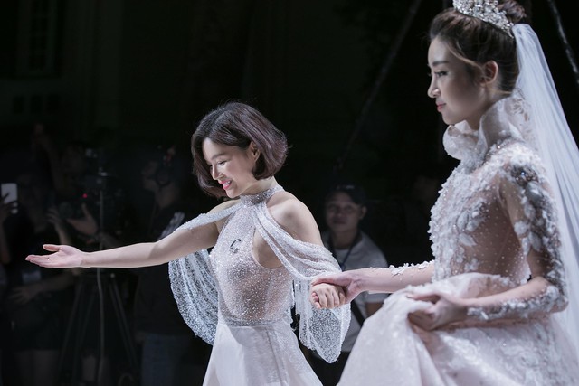 Đỗ Mỹ Linh, Lam Cúc và Hoa hậu Trái đất Angelina Ong tỏa sáng với váy cưới của Jardin de Calla trong vai trò vedette - Ảnh 9.