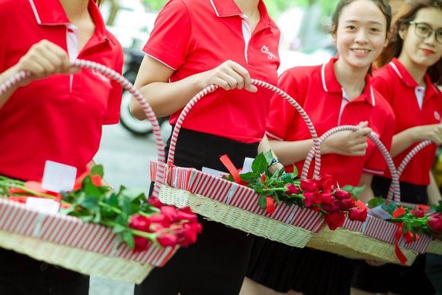 Hơn 2.000 người tham gia sự kiện &ldquo;Chụp h&oacute;a đơn - Nhận ho&agrave;n tiền&rdquo; của Clingme tr&ecirc;n phố đi bộ - Ảnh 1.