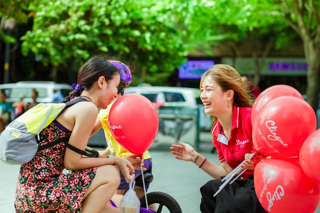 Hơn 2.000 người tham gia sự kiện &ldquo;Chụp h&oacute;a đơn - Nhận ho&agrave;n tiền&rdquo; của Clingme tr&ecirc;n phố đi bộ - Ảnh 2.