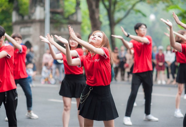 Hơn 2.000 người tham gia sự kiện &ldquo;Chụp h&oacute;a đơn - Nhận ho&agrave;n tiền&rdquo; của Clingme tr&ecirc;n phố đi bộ - Ảnh 3.