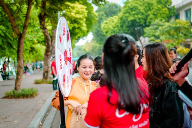 Hơn 2.000 người tham gia sự kiện &ldquo;Chụp h&oacute;a đơn - Nhận ho&agrave;n tiền&rdquo; của Clingme tr&ecirc;n phố đi bộ - Ảnh 4.