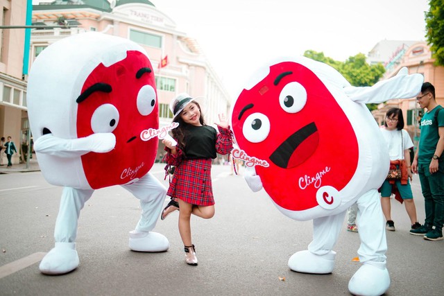 Hơn 2.000 người tham gia sự kiện &ldquo;Chụp h&oacute;a đơn - Nhận ho&agrave;n tiền&rdquo; của Clingme tr&ecirc;n phố đi bộ - Ảnh 9.