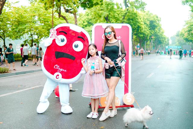 Hơn 2.000 người tham gia sự kiện &ldquo;Chụp h&oacute;a đơn - Nhận ho&agrave;n tiền&rdquo; của Clingme tr&ecirc;n phố đi bộ - Ảnh 10.