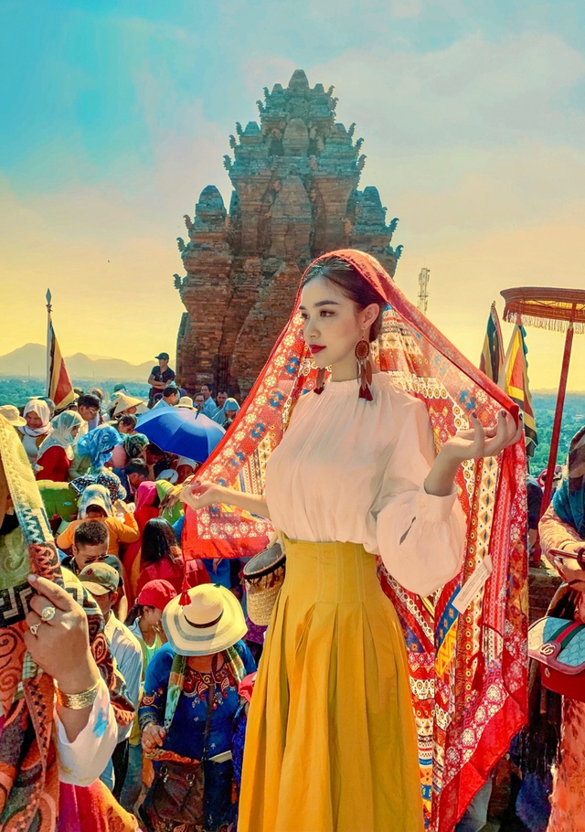 Loạt ảnh Ninh Thuận rực rỡ trong lễ hội khiến dân tình xuýt xoa, nhưng nhan sắc nữ chính mới là điều hút like nhất - Ảnh 1.