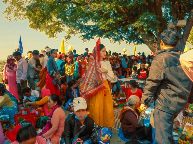 Loạt ảnh Ninh Thuận rực rỡ trong lễ hội khiến dân tình xuýt xoa, nhưng nhan sắc nữ chính mới là điều hút like nhất - Ảnh 8.