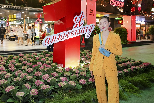 Mãn nhãn với bánh sinh nhật hoa cẩm tú cầu khổng lồ của The Garden Mall - Ảnh 3.