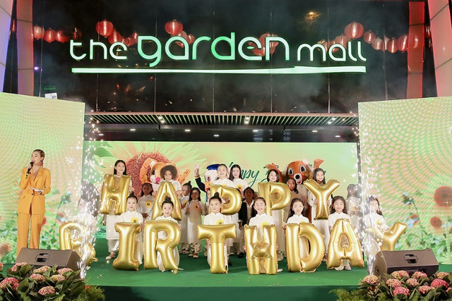 Mãn nhãn với bánh sinh nhật hoa cẩm tú cầu khổng lồ của The Garden Mall - Ảnh 7.