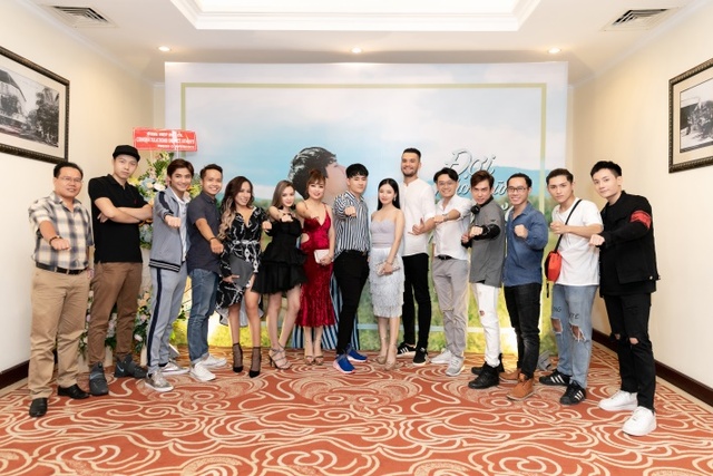 Việt Athen hợp tác cùng hot boy “Bùa yêu” trong MV “Đợi cho những hạt mưa ngừng rơi” - Ảnh 9.