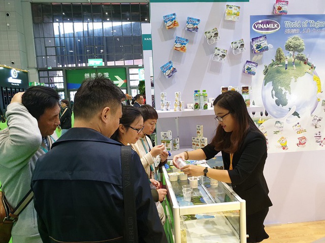 Sản phẩm sữa các loại của Vinamilk ra mắt người tiêu dùng tại Hội chợ nhập khẩu quốc tế Trung Quốc - Ảnh 1.
