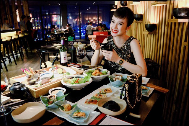 Tìm hiểu xem lý do cả chủ nhân hit #ADODDA lẫn Angela Phương Trinh đều “say nắng” cùng một nhà hàng Nhật Bản ở Sài Gòn - Ảnh 5.
