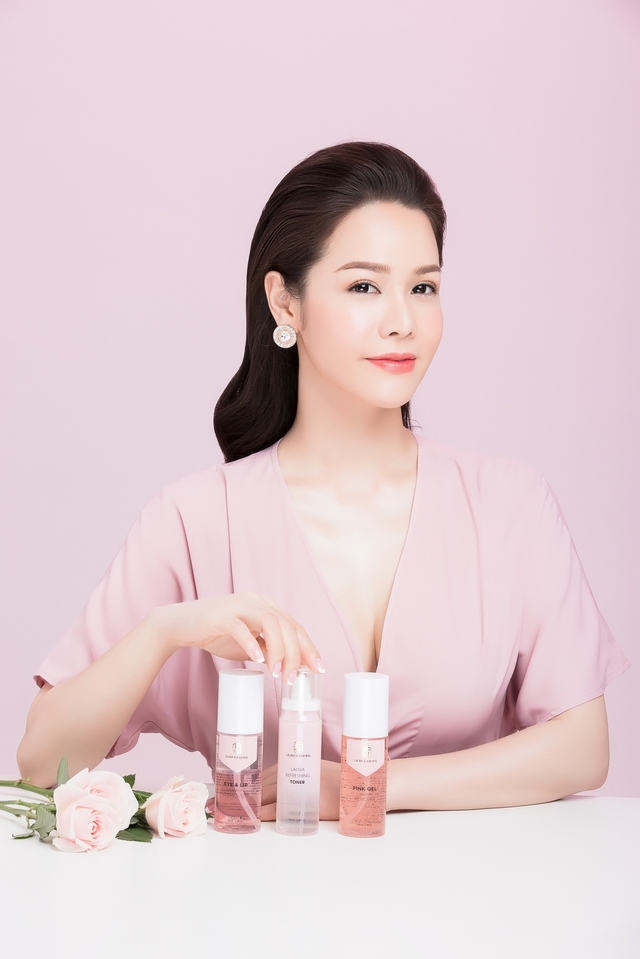 Học hỏi Nhật Kim Anh chăm sóc da với bộ tẩy trang toàn diện và xịt tinh chất hoa hồng - Ảnh 3.