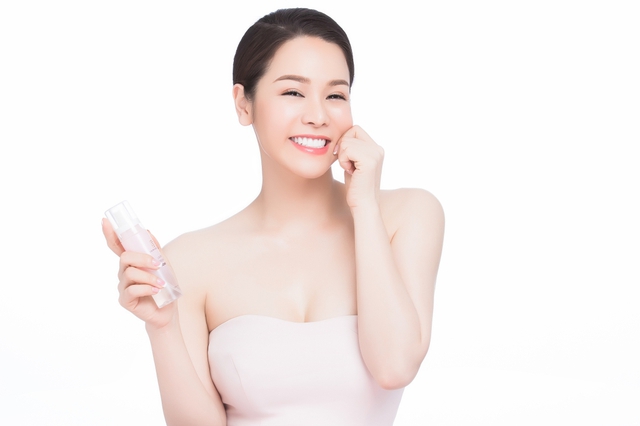 Học hỏi Nhật Kim Anh chăm s&oacute;c da với bộ tẩy trang to&agrave;n diện v&agrave; xịt tinh chất hoa hồng - Ảnh 4.