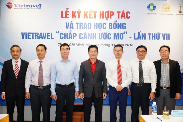 Vietravel tổ chức lễ ký kết thỏa thuận hợp tác với 5 trường đại học TP.HCM và trao học bổng “Chắp cánh ước mơ” - Ảnh 1.