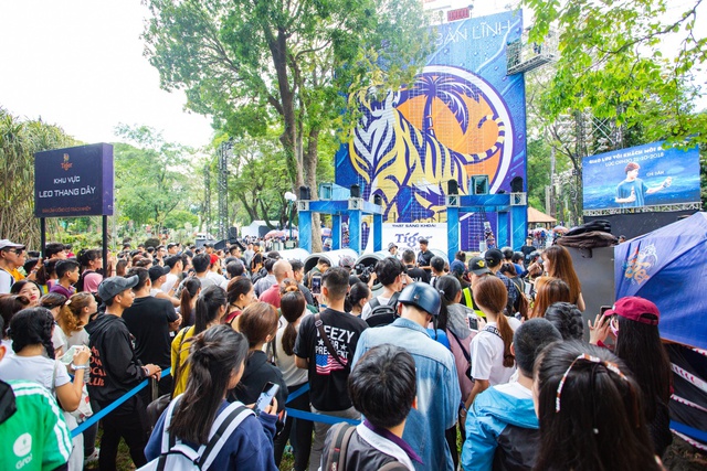 Châu Đăng Khoa ga lăng quạt mát cho Á hậu Mâu Thủy tại sự kiện thể thao hot cuối năm - Ảnh 8.