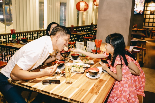 Phải đi c&ocirc;ng tác xa ngay đúng sinh nh&acirc;̣t Bình Minh, Anh Thơ gợi ý tips chu&ocirc;̣c l&ocirc;̃i với ch&ocirc;̀ng mà chị em có th&ecirc;̉ học hỏi! - Ảnh 3.