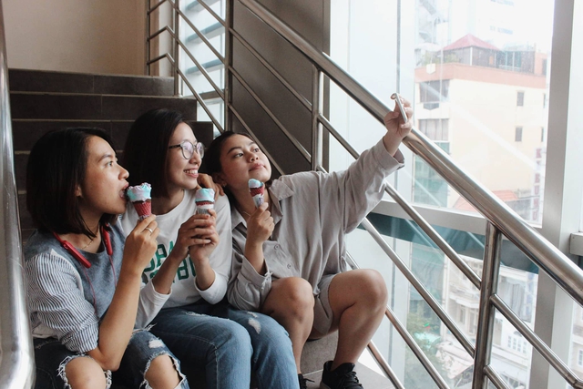 Theo trend kỳ l&acirc;n đang hot khắp thế giới, giới trẻ Việt cũng thi nhau check-in c&ugrave;ng loại kem n&agrave;y - Ảnh 9.