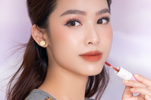 5 m&agrave;u son của c&ocirc; n&agrave;ng makeup artist h&agrave;ng đầu Việt Nam c&oacute; g&igrave; hot m&agrave; lại khiến d&acirc;n mạng đi&ecirc;n đảo - Ảnh 4.