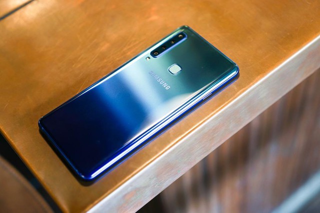 3 chi tiết chứng tỏ rằng smartphone 2018 thừa sức trở th&agrave;nh phụ kiện thời trang - Ảnh 1.