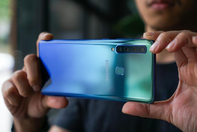 3 chi tiết chứng tỏ rằng smartphone 2018 thừa sức trở th&agrave;nh phụ kiện thời trang - Ảnh 3.