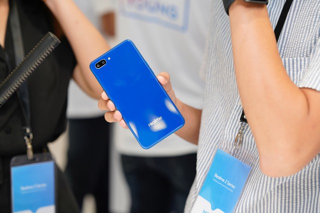Realme C1 phi&ecirc;n bản m&agrave;u xanh ch&iacute;nh thức được b&aacute;n ra từ ng&agrave;y 26/11 tr&ecirc;n k&ecirc;nh online của TGDĐ v&agrave; FPT Shop - Ảnh 1.