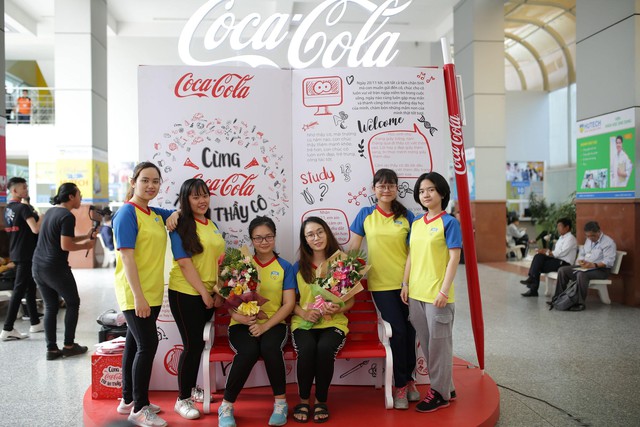 Loạt ảnh rạng ngời của sinh viên trong sự kiện “Cùng Coca-Cola tri ân thầy cô” - Ảnh 1.