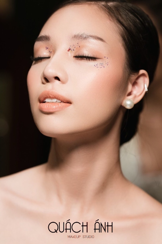 Quách Ánh make-up: Người rắc “bụi phép” vào các fashion show Việt - Ảnh 9.
