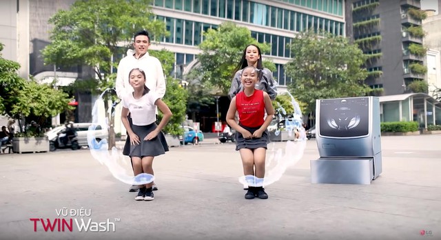 Giới trẻ hai miền “náo loạn” đường phố bởi màn flashmob có 1-0-2 với… máy giặt - Ảnh 3.