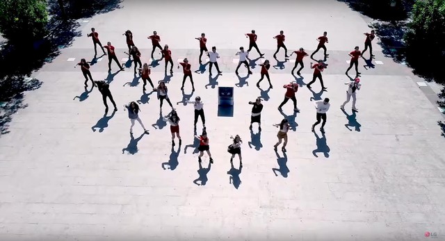 Giới trẻ hai miền &ldquo;n&aacute;o loạn&rdquo; đường phố bởi m&agrave;n flashmob c&oacute; 1-0-2 với&hellip; m&aacute;y giặt - Ảnh 4.