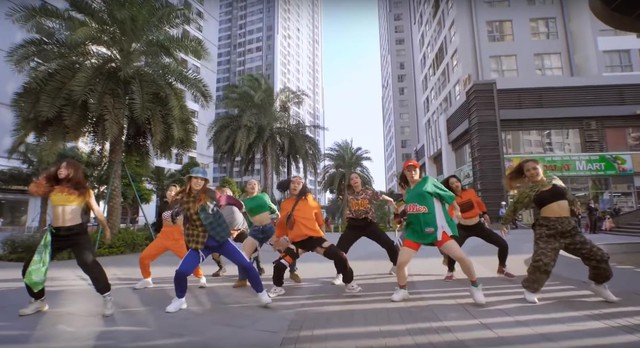 Giới trẻ hai miền &ldquo;n&aacute;o loạn&rdquo; đường phố bởi m&agrave;n flashmob c&oacute; 1-0-2 với&hellip; m&aacute;y giặt - Ảnh 8.
